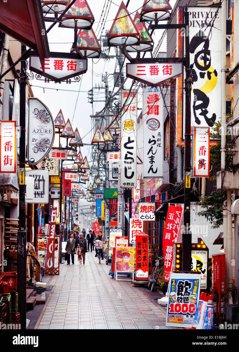 Lizenz erhältlich unter MaximImages.com - enge Straße mit bunten Restaurantschildern in Nakano, Tokio, Japan. Stockfoto