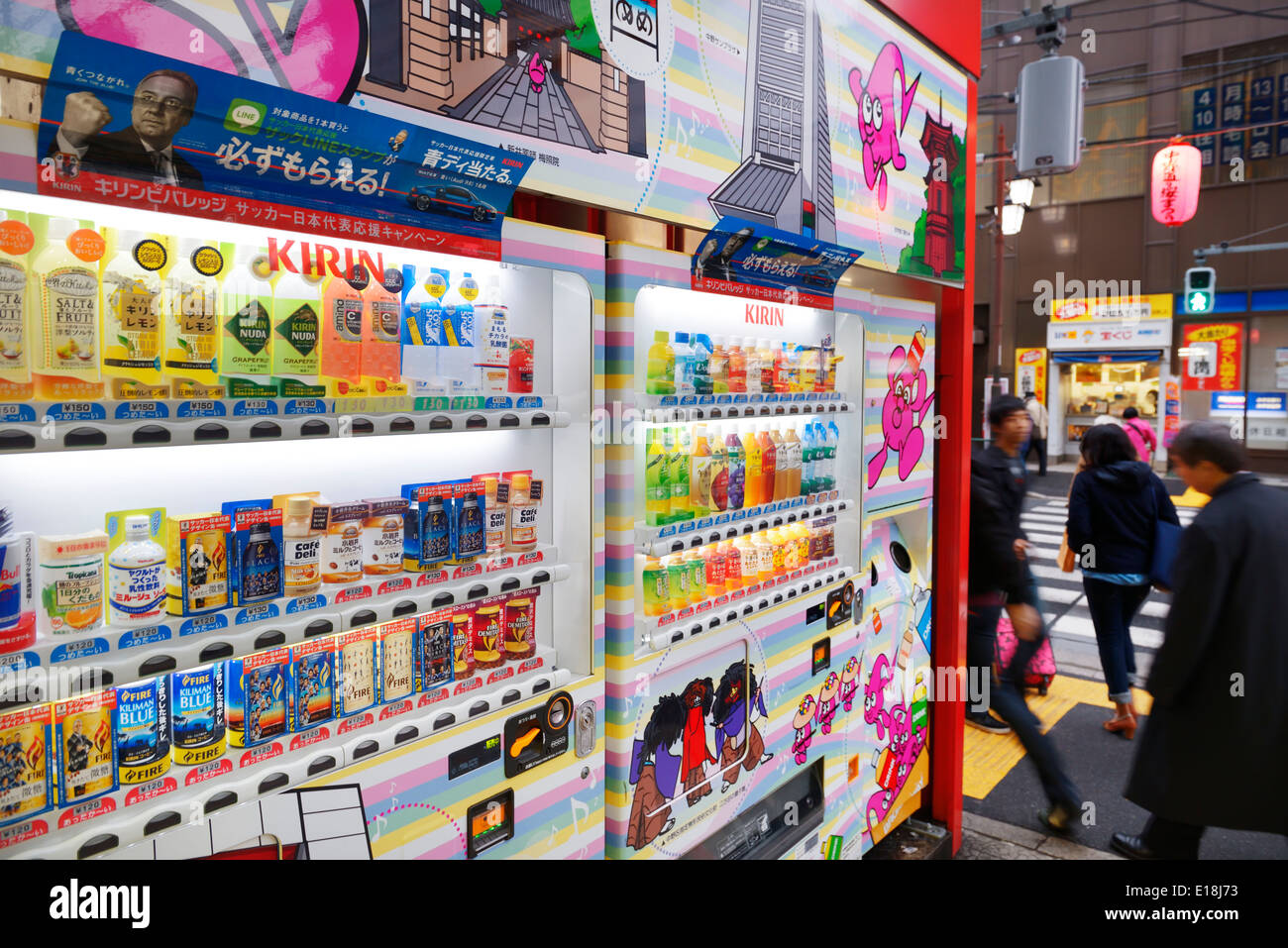 Automaten mit Getränken auf einer Straße in Nakano, Tokio, Japan Stockfoto