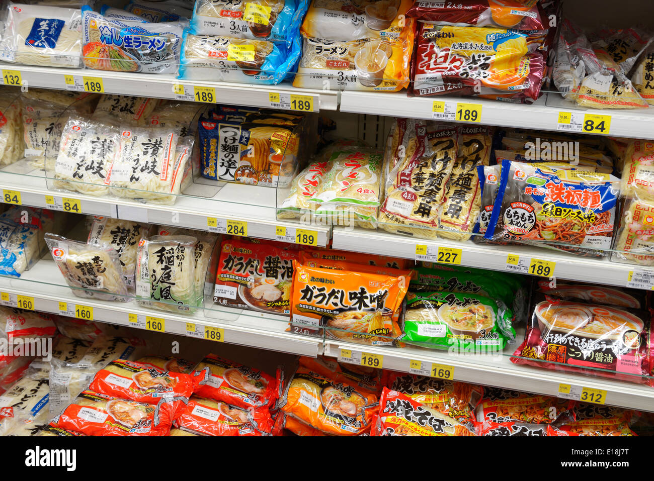 Instant-Nudeln auf dem Display in einem Geschäft in Japan Stockfoto