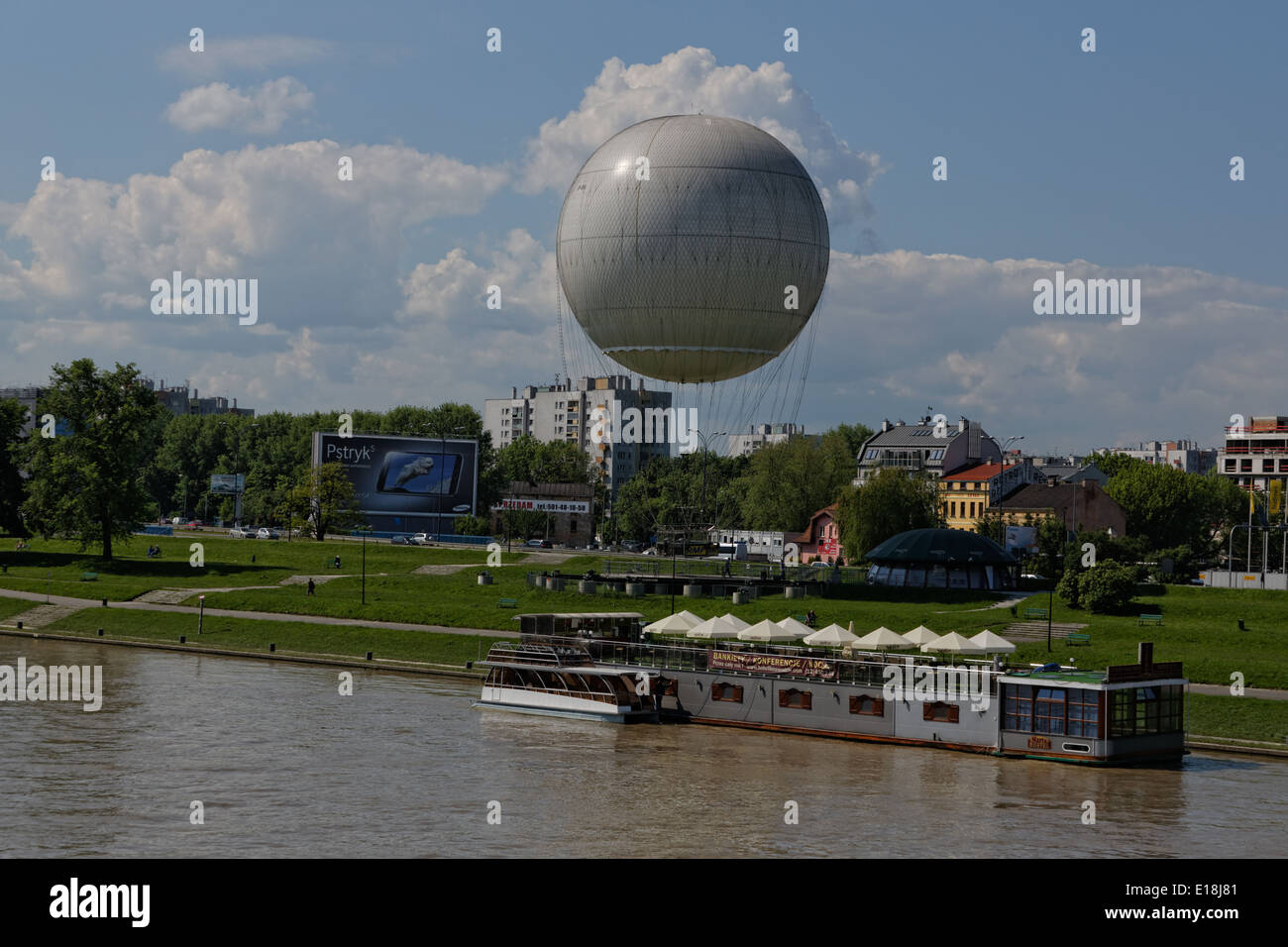 Krakau statische touristischen Beobachtung riesigen weißen Heliumballon in der Nähe der Weichsel Stockfoto
