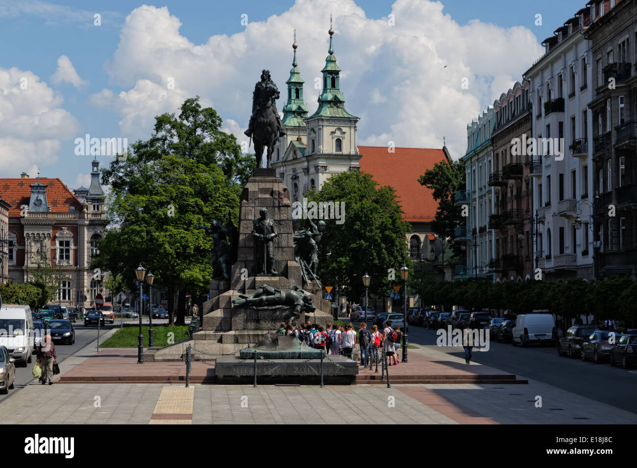 Schulkinder besuchen das historische Grunwald-Denkmal in Krakau - 1976 wiedereingesetzt Stockfoto