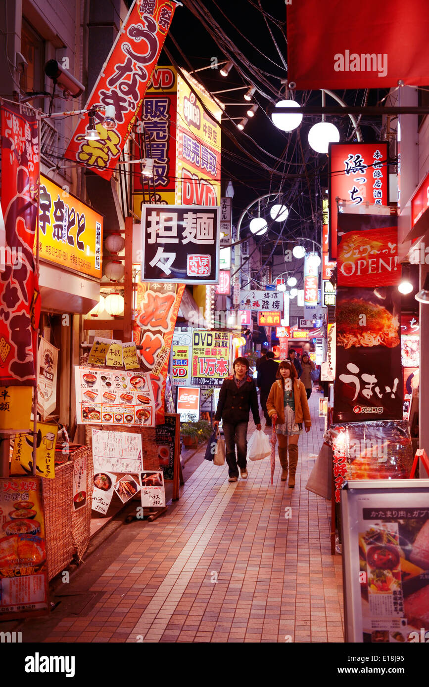 Schmale Straße gefüllt mit bunten Restaurant Zeichen in der Nacht in Nakano, Tokio, Japan. Stockfoto