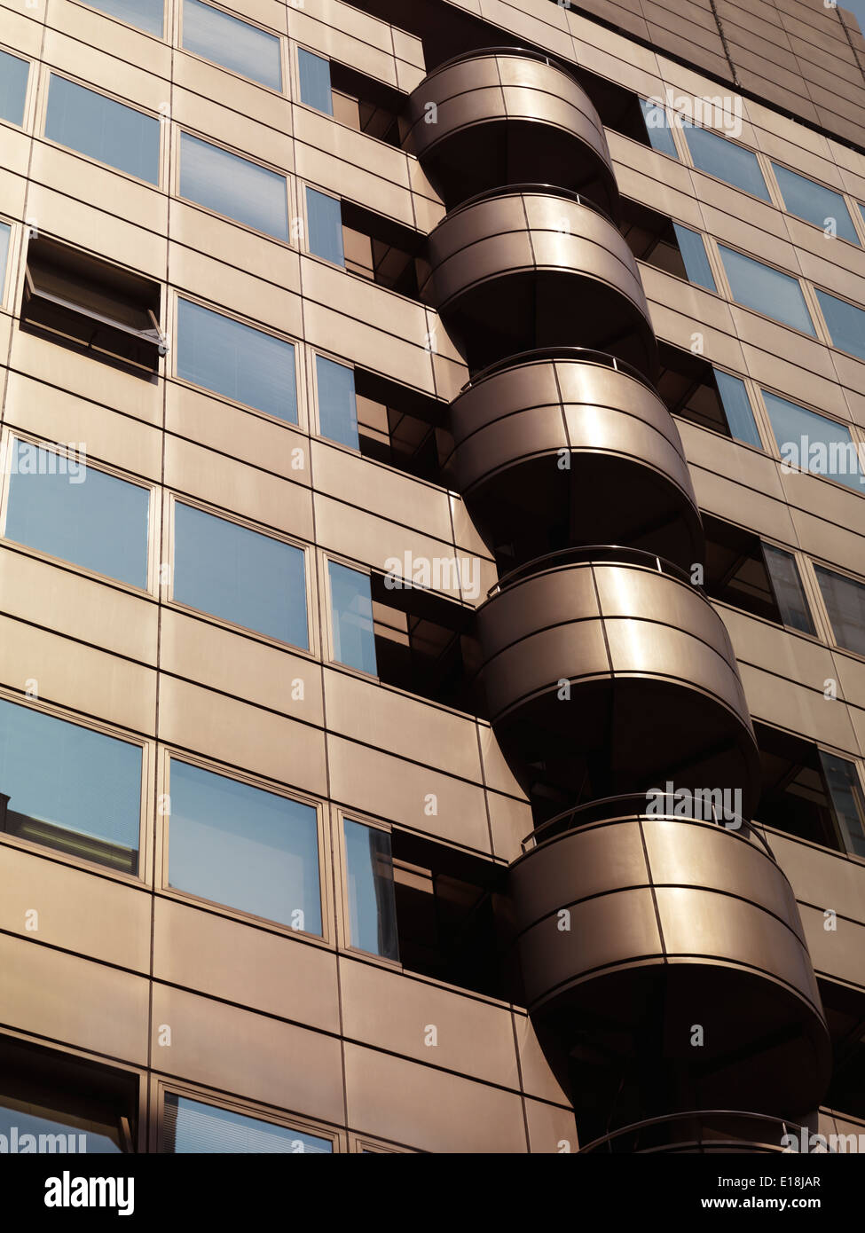 Moderne kommerzielle Gebäude aus Glas und Metall, architektonische Details. Ginza, Tokio, Japan. Stockfoto