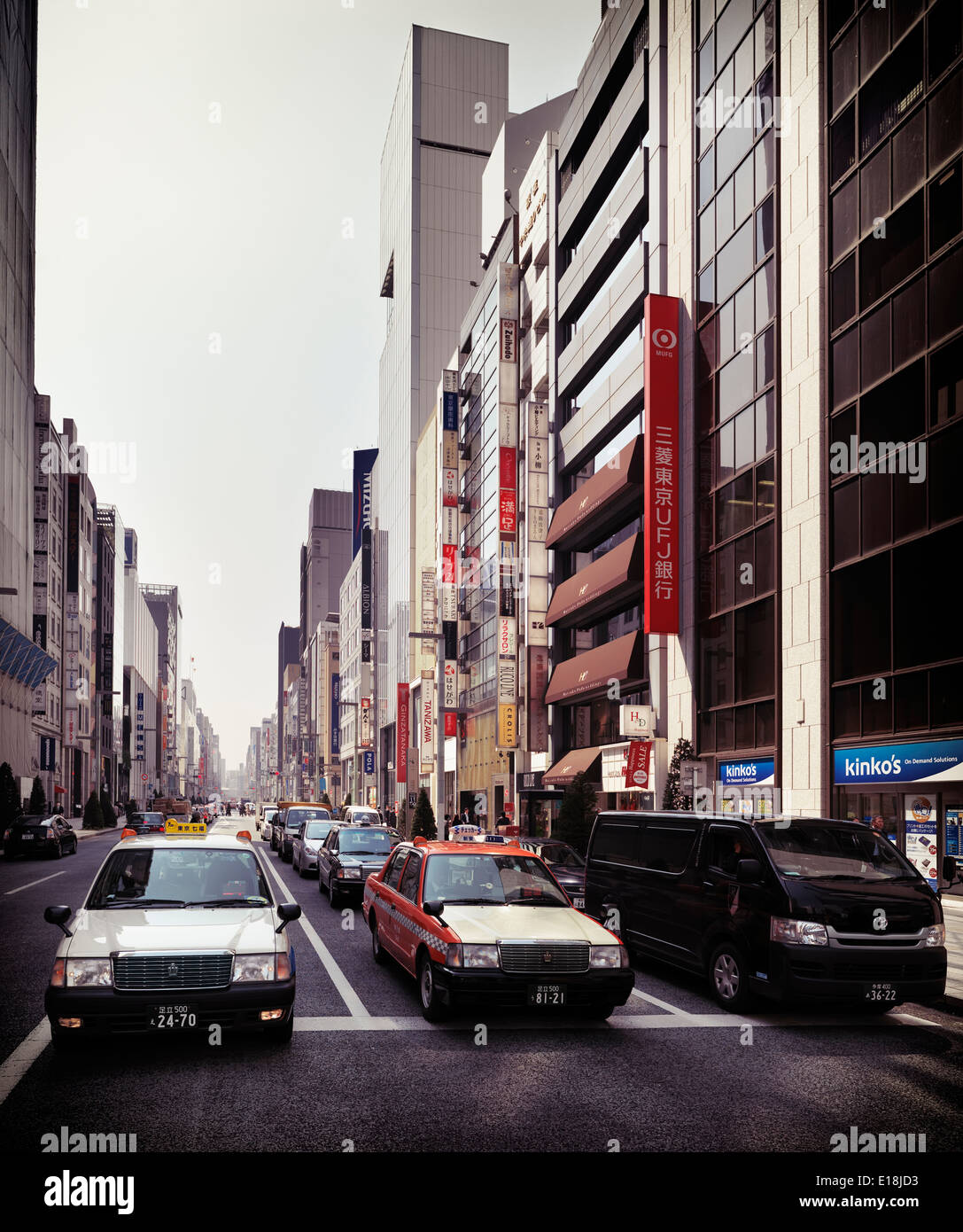 Autos und Taxis in Chuo Dori Straße in Ginza, Tokio, Japan 2014. Stockfoto