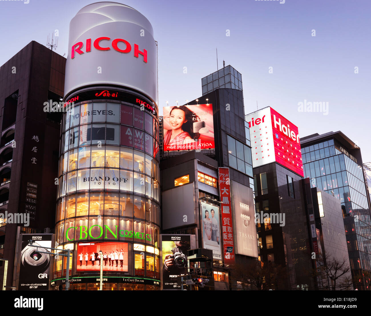Ricoh-Gebäude und bunten Zeichen in der Nacht in Ginza, Tokio, Japan 2014. Stockfoto