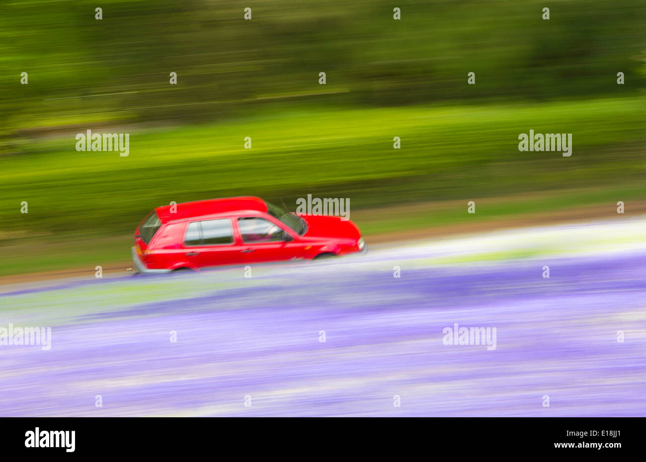 Auto vorbei eine Glockenblume Field, England, UK Stockfoto