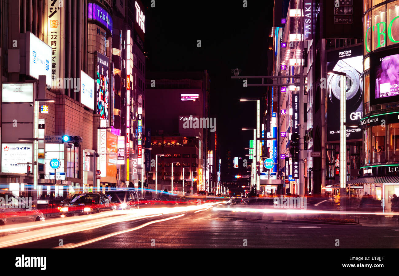 Bunte Lichtspuren der Stadt Trafic an Kreuzung von Harumi Dori und Chou Dori in der Nacht in Ginza, Tokio, Japan. Stockfoto