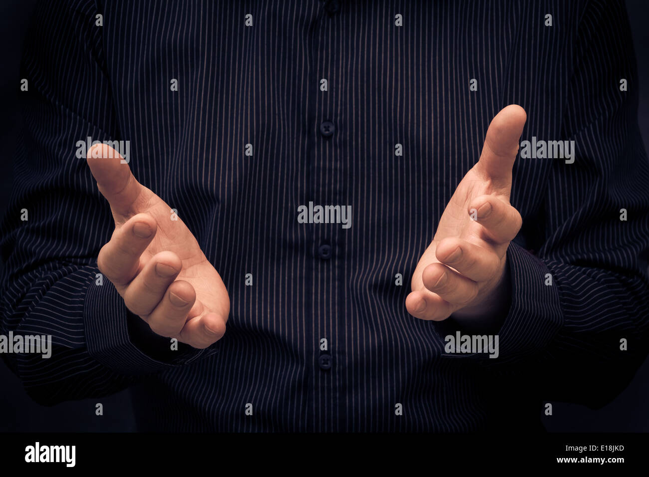 Mann während einer Rede Gestikulieren oder etwas zeigen Stockfoto