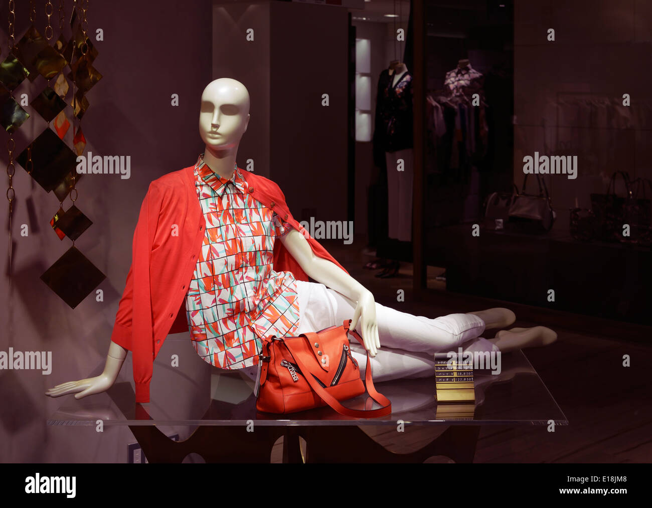 Mannequin gekleidet in modische Kleidung in Kenzo-Store in Japan Stockfoto