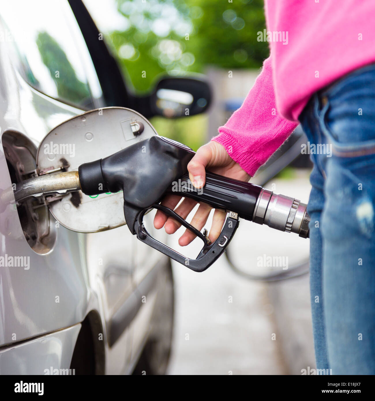 Lady Pumpen Benzin Kraftstoff im Auto an Tankstelle. Stockfoto