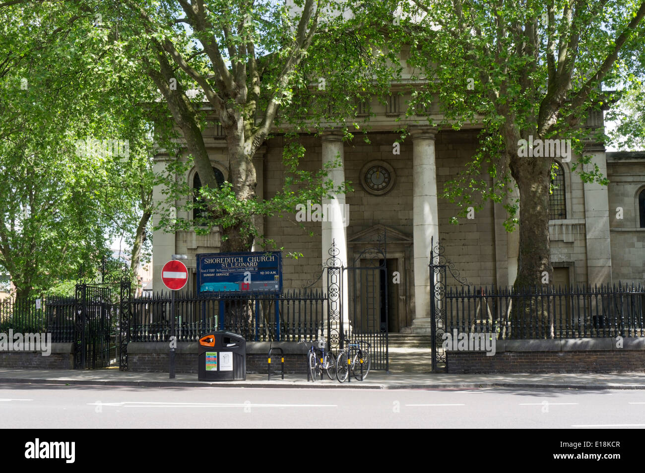 St. Leonards Kirche in Shoreditch High Street.  Die Kirche erschien in der BBC-Serie "Rev" als St Saviour. Stockfoto