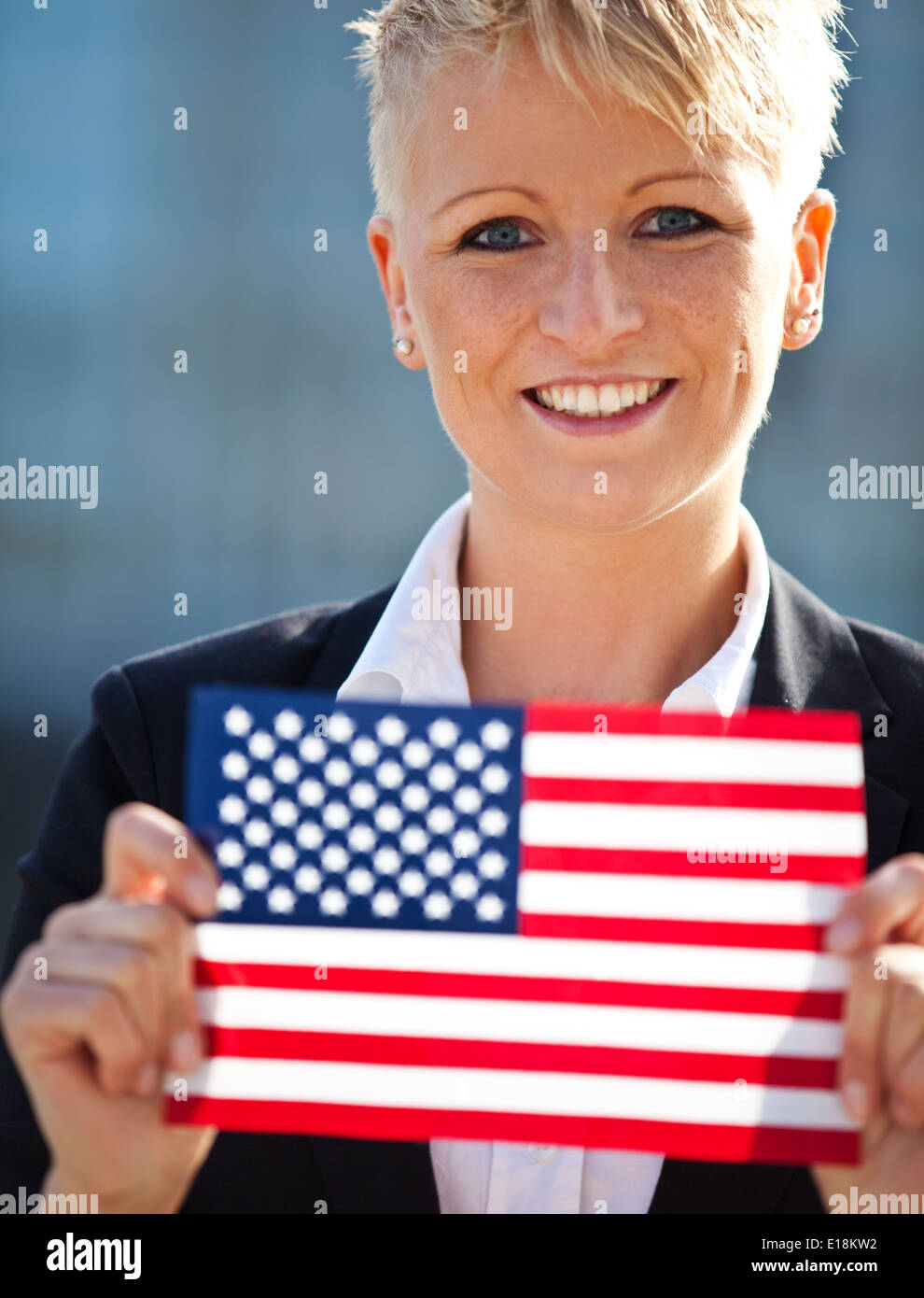 Attraktive Frau, die Flagge der Vereinigten Staaten von Amerika Stockfoto