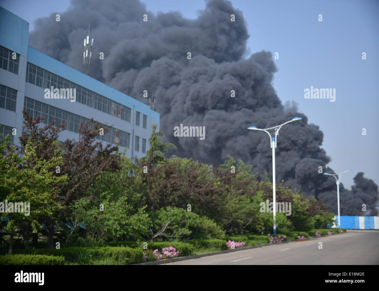 Rongcheng. 27. Mai 2014. Raucht steigen von einem Materiallagerung Hof der Chengshan Group, eine Reifen-Hersteller in Rongcheng, Ost-China Shandong Provinz, 27. Mai 2014. Ein Feuer brach hier Dienstag. Bildnachweis: Xinhua/Alamy Live-Nachrichten Stockfoto