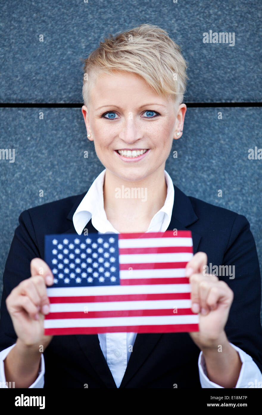 Attraktive Frau, die Flagge der Vereinigten Staaten von Amerika Stockfoto