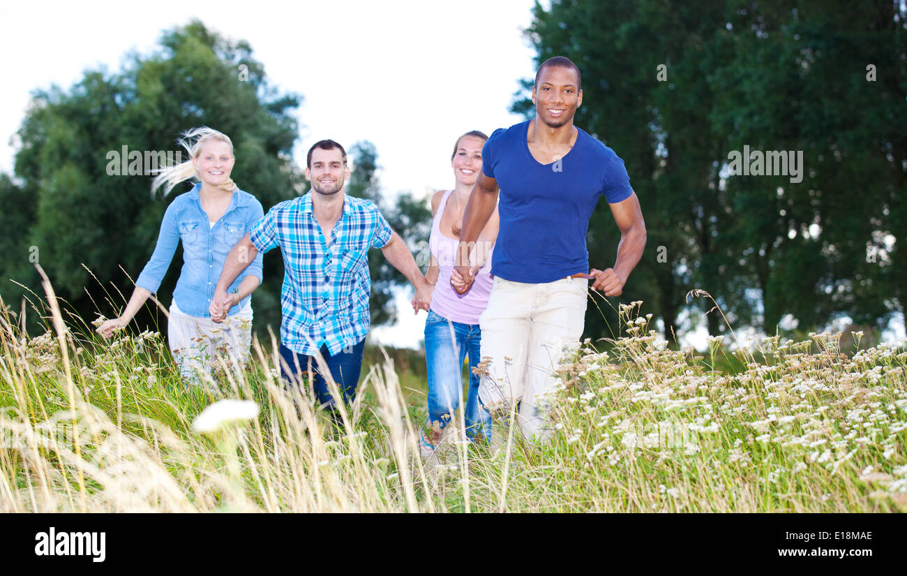 Vier Freunde verbringen Zeit im freien Stockfoto