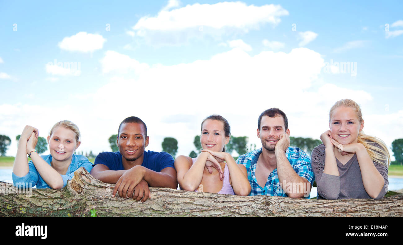 Fünf junge Menschen außerhalb Stockfoto