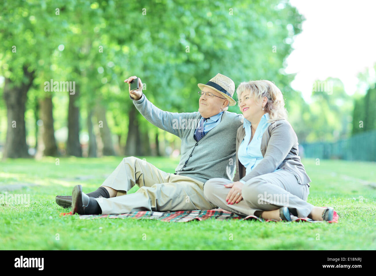 Älteres paar unter Selfie auf ein Picknick im grünen Stockfoto