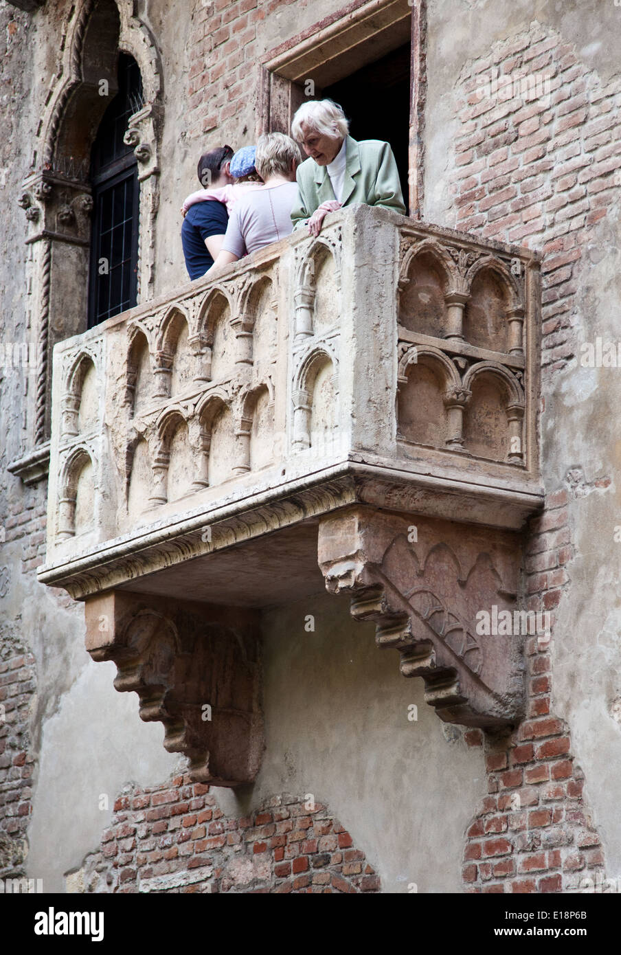 Touristen auf den berühmten Balkon von William Shakespeares Romeo und Julia in Verona, Italien Stockfoto