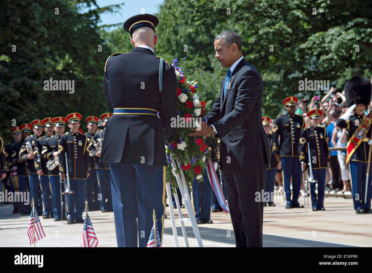 US Präsident Barack Obama legt einen Kranz am Grab der unbekannten während Volkstrauertag Zeremonien auf dem Arlington National Cemetery 26. Mai 2014 in Arlington, VA. Stockfoto