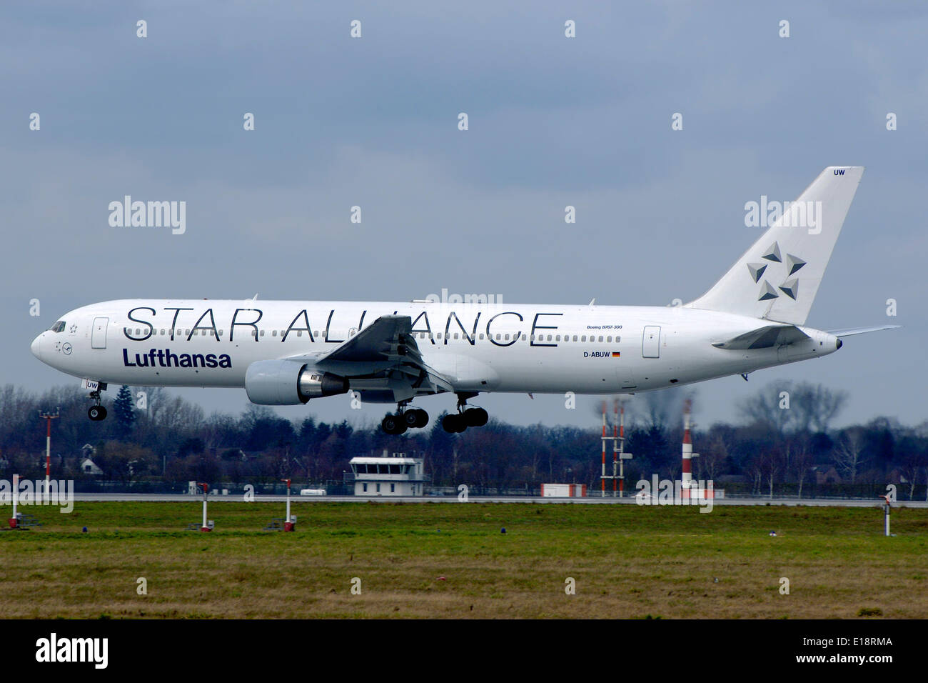 Ein Passagierflugzeug Boeing 767-300 der Deutschen Lufthansa landet am Flughafen Düsseldorf-Lohausen, sportliche Star Alliance Förderung Livree. Stockfoto