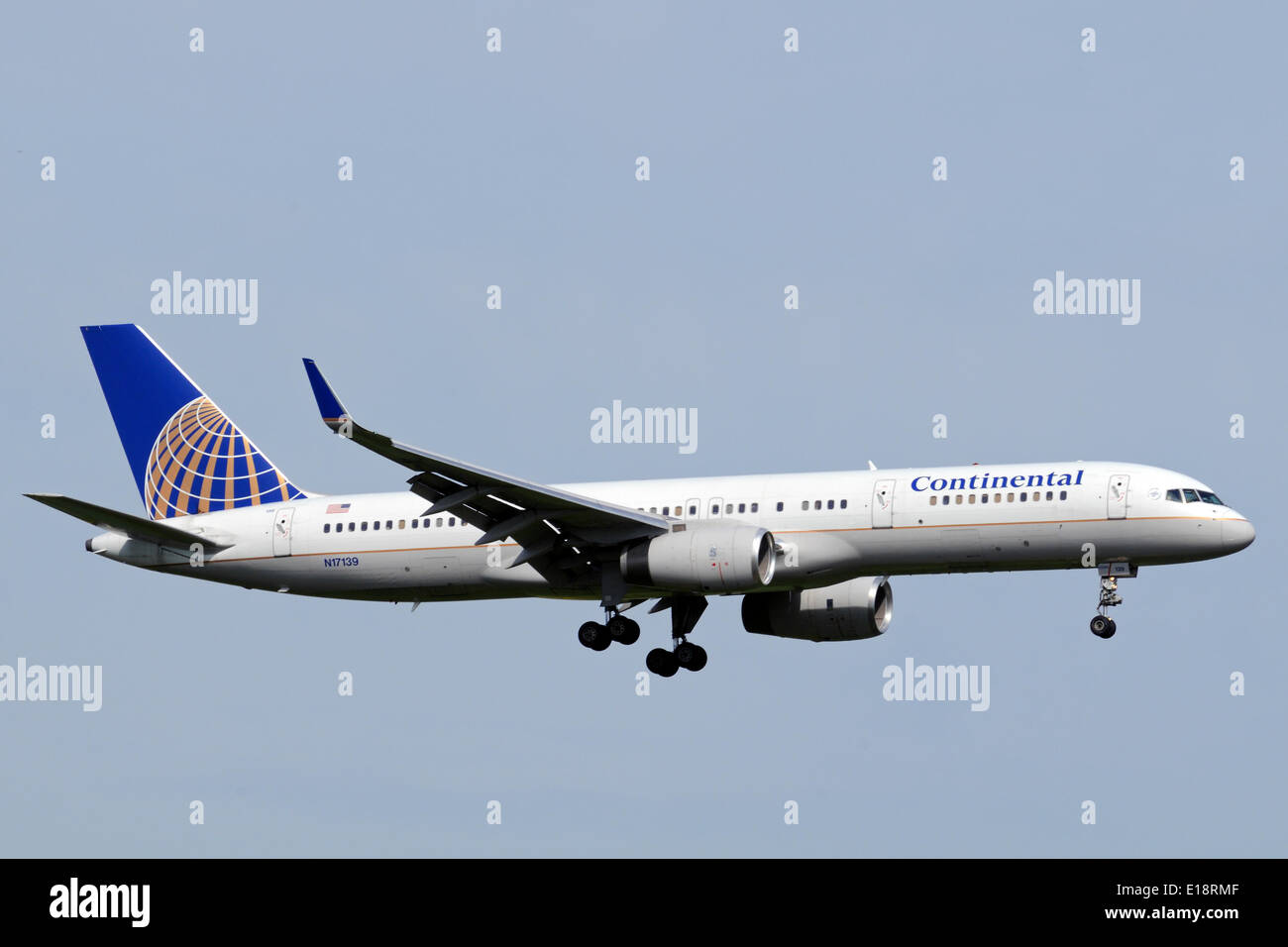 Ein Passagierflugzeug Boeing 757-200 der amerikanischen Fluggesellschaft Continental Airlines ist am Manchester Ringway Airport landen. Stockfoto