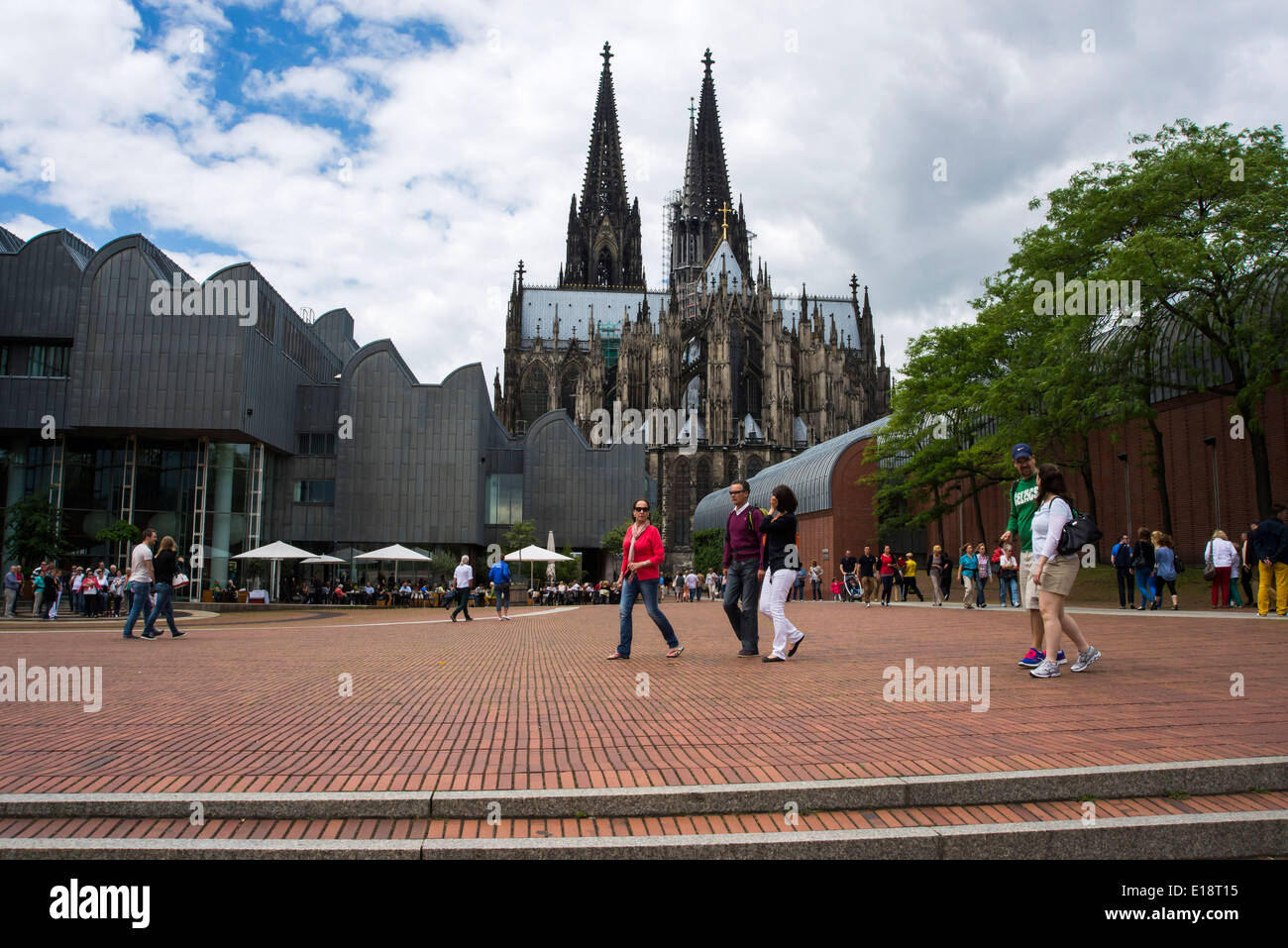 Kunst Museum Ludwig und Kölner Dom Stockfoto