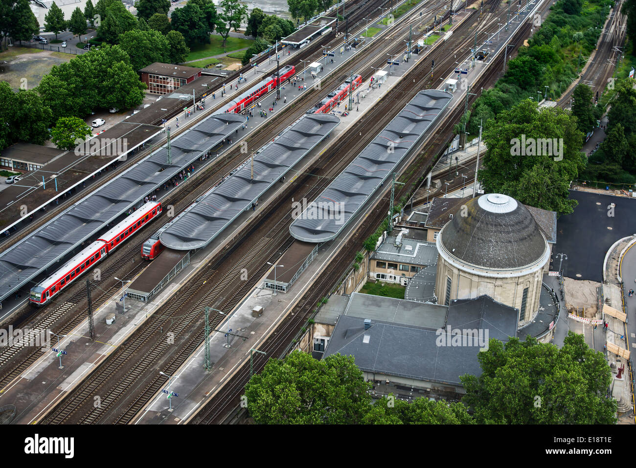 Köln Messe/Deutz Bahnhof fotografiert vom Aussichtsturm auf der östlichen  Seite des Rheins Stockfotografie - Alamy