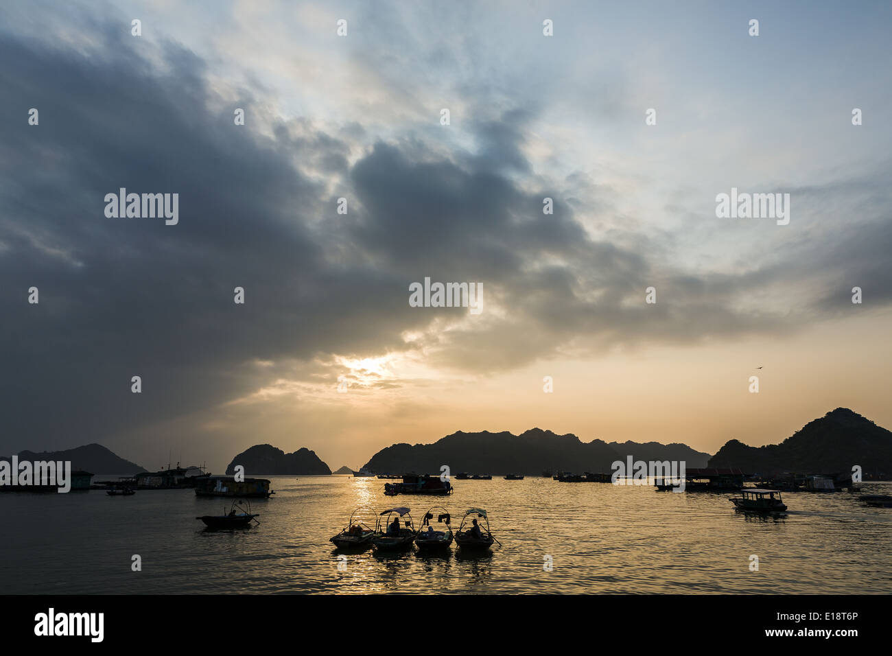 Eine Gruppe von Fischerbooten am Ende des Tages in der Nähe der Küste der Insel Cat Ba verankert sind. Stockfoto