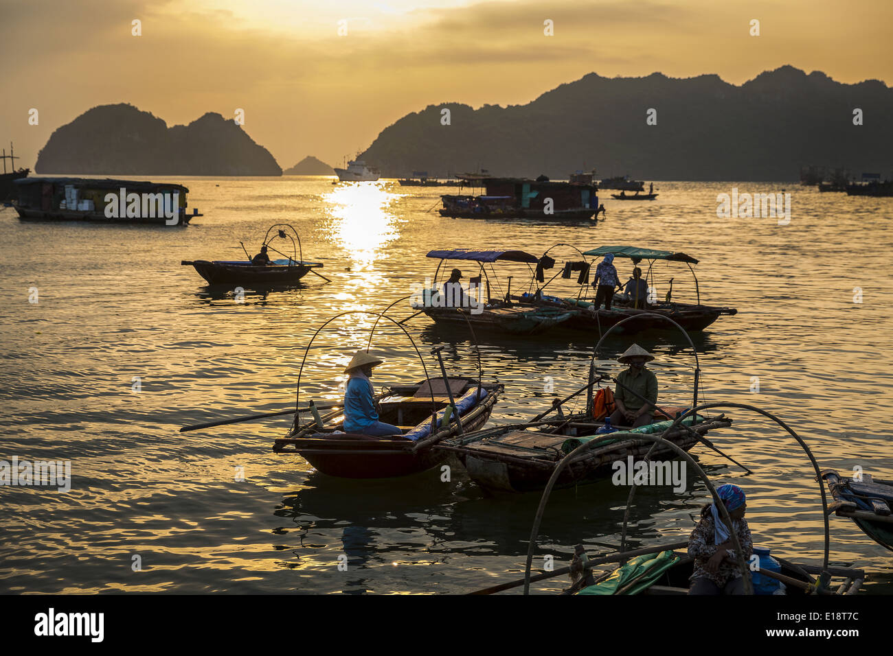 Eine Gruppe von Fischerbooten am Ende des Tages in der Nähe der Küste der Insel Cat Ba verankert sind. Stockfoto