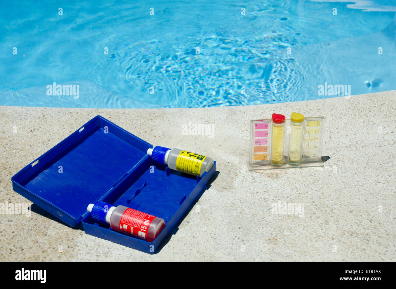 Test-Kit für Schwimmbadwasser Stockfoto
