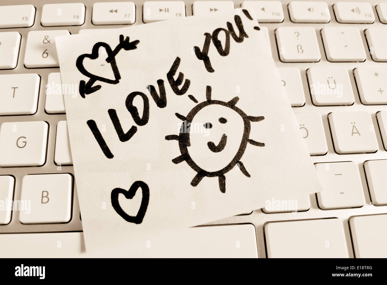 Ein Notizzettel Liegt Auf der Tastatur Eines Computer-Zur Erinnerung: Ich liebe dich Stockfoto