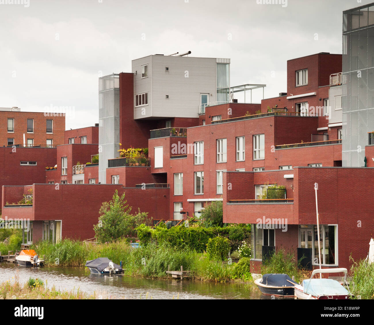 Häuser und Wohnungen auf dem Wasser in IJburg Amsterdam Stockfoto