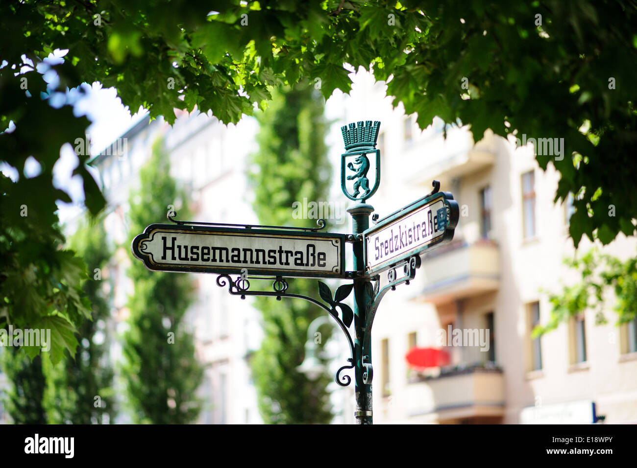 Straßenschild "Husemannstraße / Sredzkistrasse" am 26. Mai 2014 in Berlin. Foto: picture Alliance / Robert Schlesinger Stockfoto