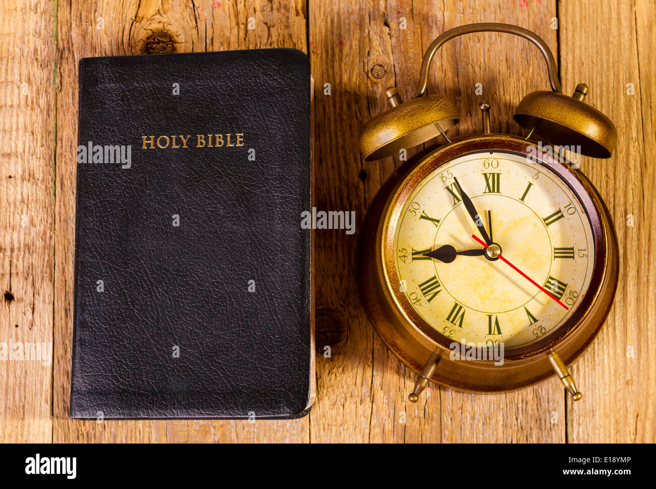 Bibel mit Uhr auf Holz. Spirituelle und christlichen Konzept. Stockfoto