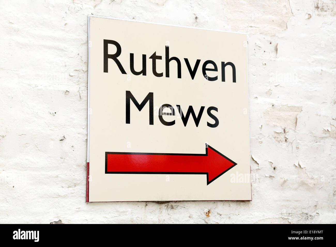 Schild mit Anfahrtsbeschreibung nach Ruthven Mews eine Arkade von Antiquitäten, Retro-und Vintage-Shops, Ruthven Lane, Glasgow, Schottland, Großbritannien Stockfoto