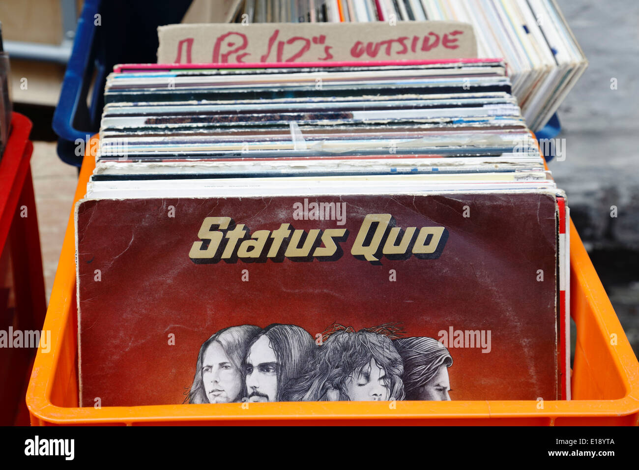 Schallplatten zum Verkauf in einem Second Hand Plattenladen In Großbritannien Stockfoto
