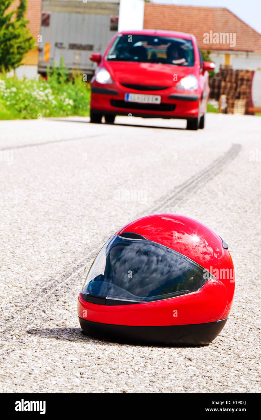 Ein einkauft Mit Motorrad. Verkehrsunfall Mit Bremsspur Auf Straße. Symbolfoto. Stockfoto