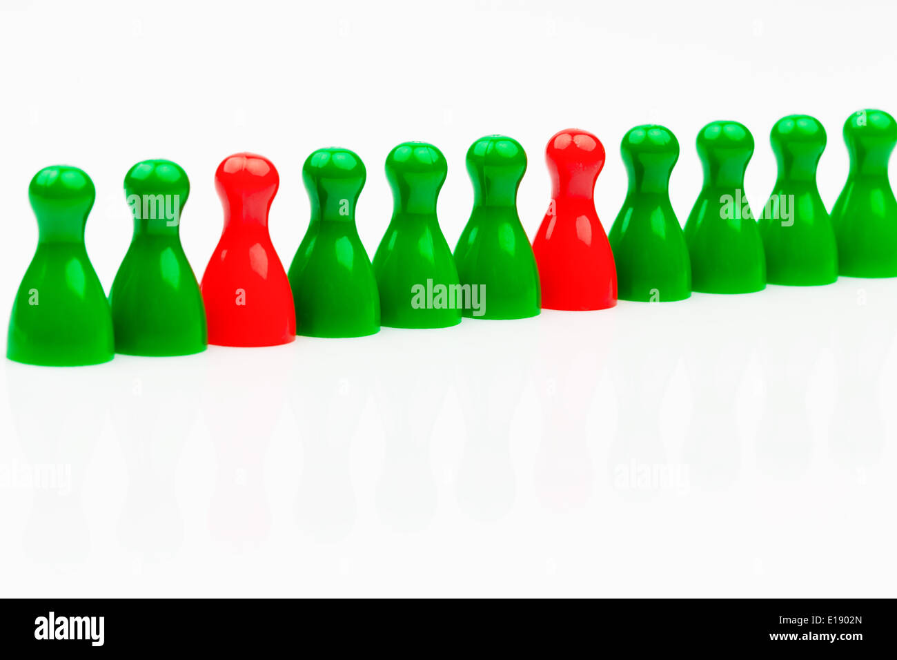Rote Und Gr¸ne Spielfiguren. Koalitionsregierung Zwischen Rot Und Gr¸n. Stockfoto