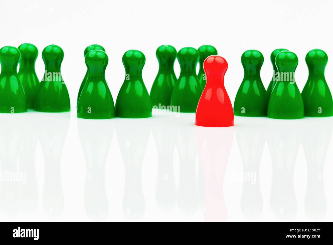 Rote Und Gr¸ne Spielfiguren. Anders Im Team. Frauenquote bin Arbeitsplatz. Stockfoto