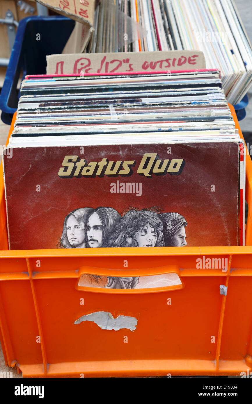 Schallplatten zum Verkauf in einem Second Hand Plattenladen In Großbritannien Stockfoto