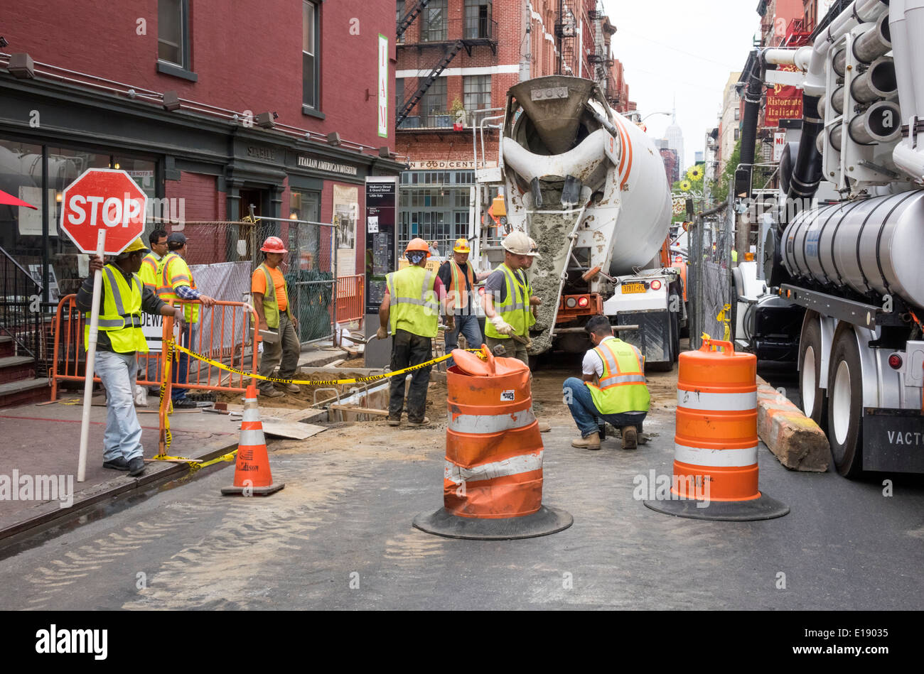 Bauarbeiter ersetzen die Infrastruktur in Little Italy in New York City Stockfoto