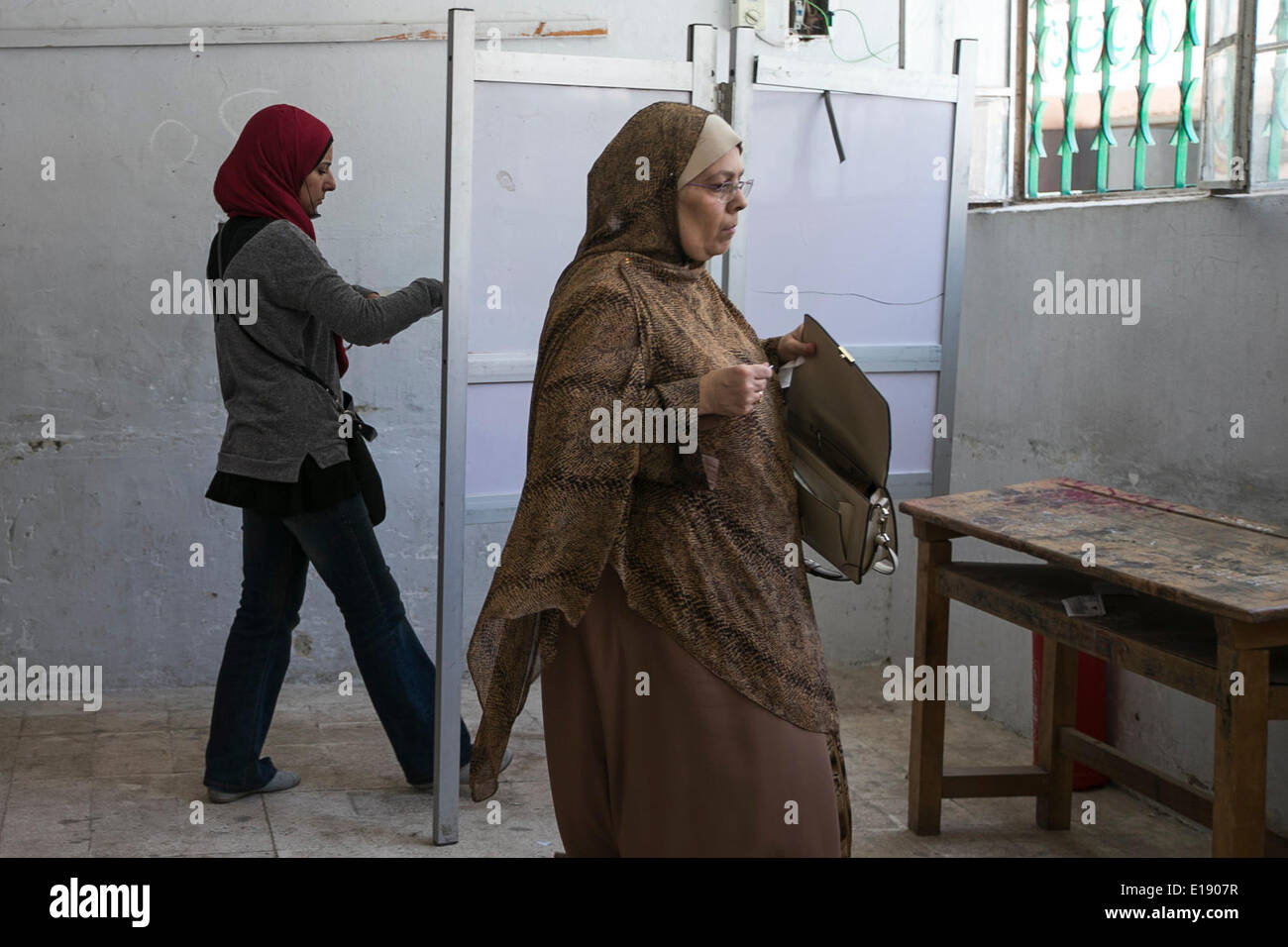 Kairo, Ägypten. 27. Mai 2014. Ägyptische Frauen werfen ihre Stimmzettel in einem Wahllokal auf dem zweiten Wahltag Ägypten Präsidentschaftswahl in Kairo, Ägypten, 27. Mai 2014. Bildnachweis: Cui Xinyu/Xinhua/Alamy Live-Nachrichten Stockfoto