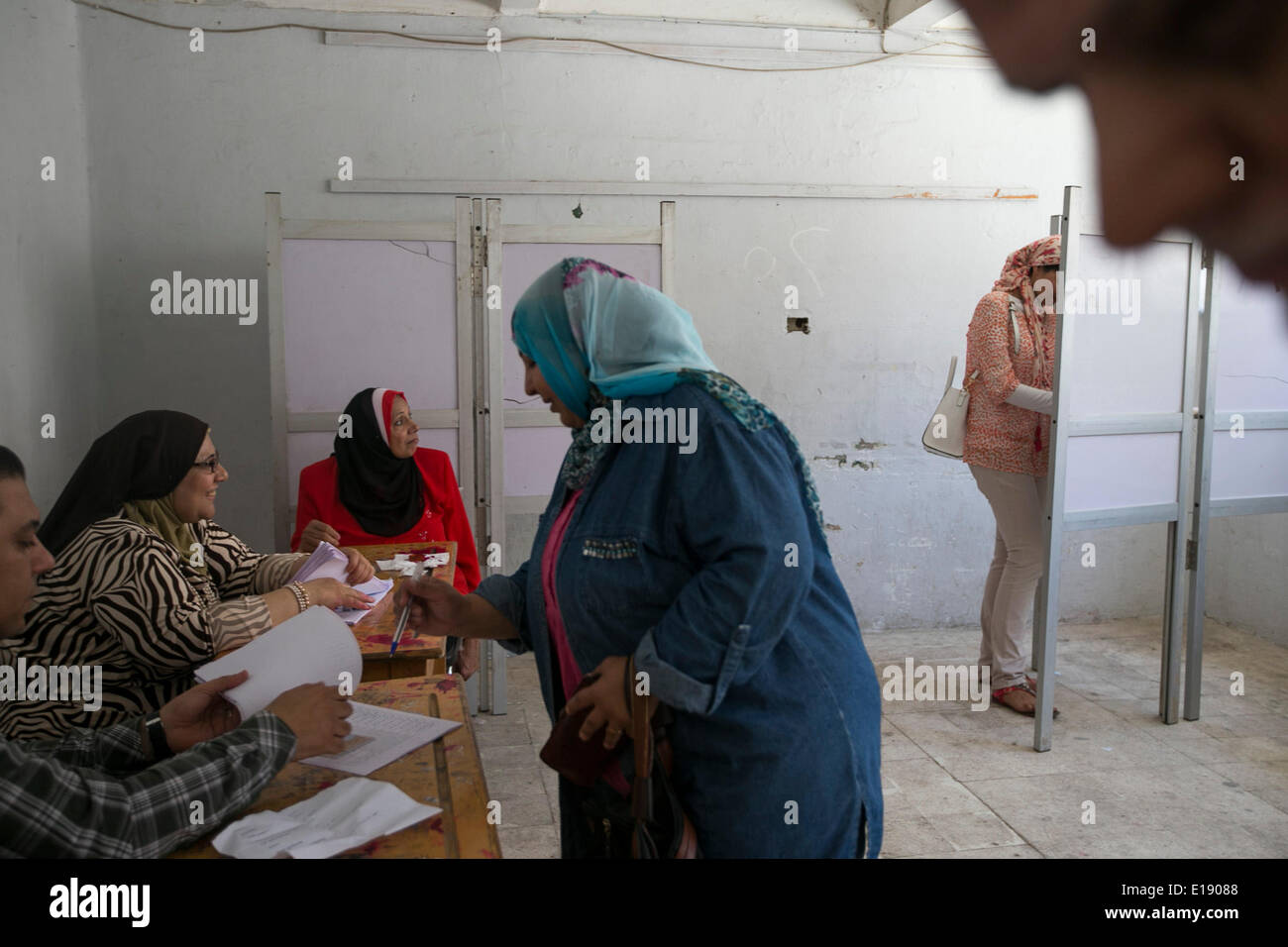 Kairo, Ägypten. 27. Mai 2014. Ägyptischen Wähler werfen ihre Stimmzettel in einem Wahllokal auf dem zweiten Wahltag Ägypten Präsidentschaftswahl in Kairo, Ägypten, 27. Mai 2014. Bildnachweis: Cui Xinyu/Xinhua/Alamy Live-Nachrichten Stockfoto