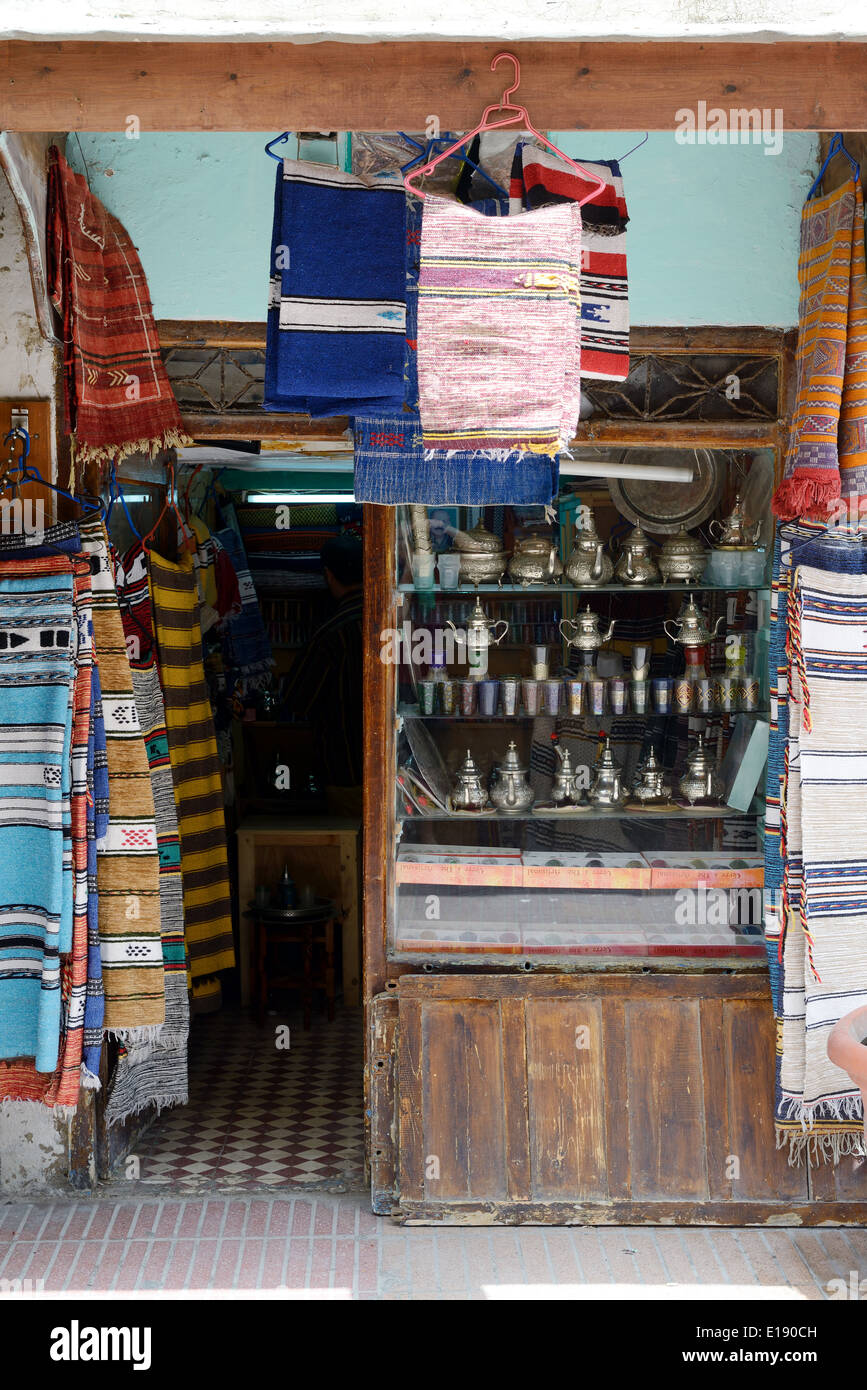 Marokko Ladenfront mit Teppichen und traditionelle Teekannen und Tassen auf dem display Stockfoto