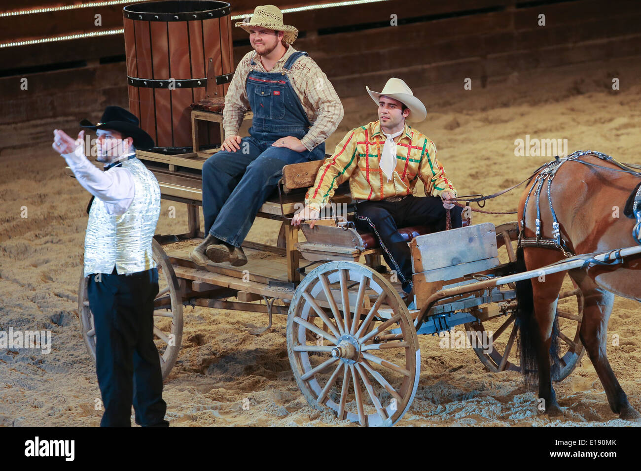 Schauspieler nehmen Teil in der Spielweise in der Dolly Parton Dixie Stampede in Pigeon Forge, Tennessee Stockfoto
