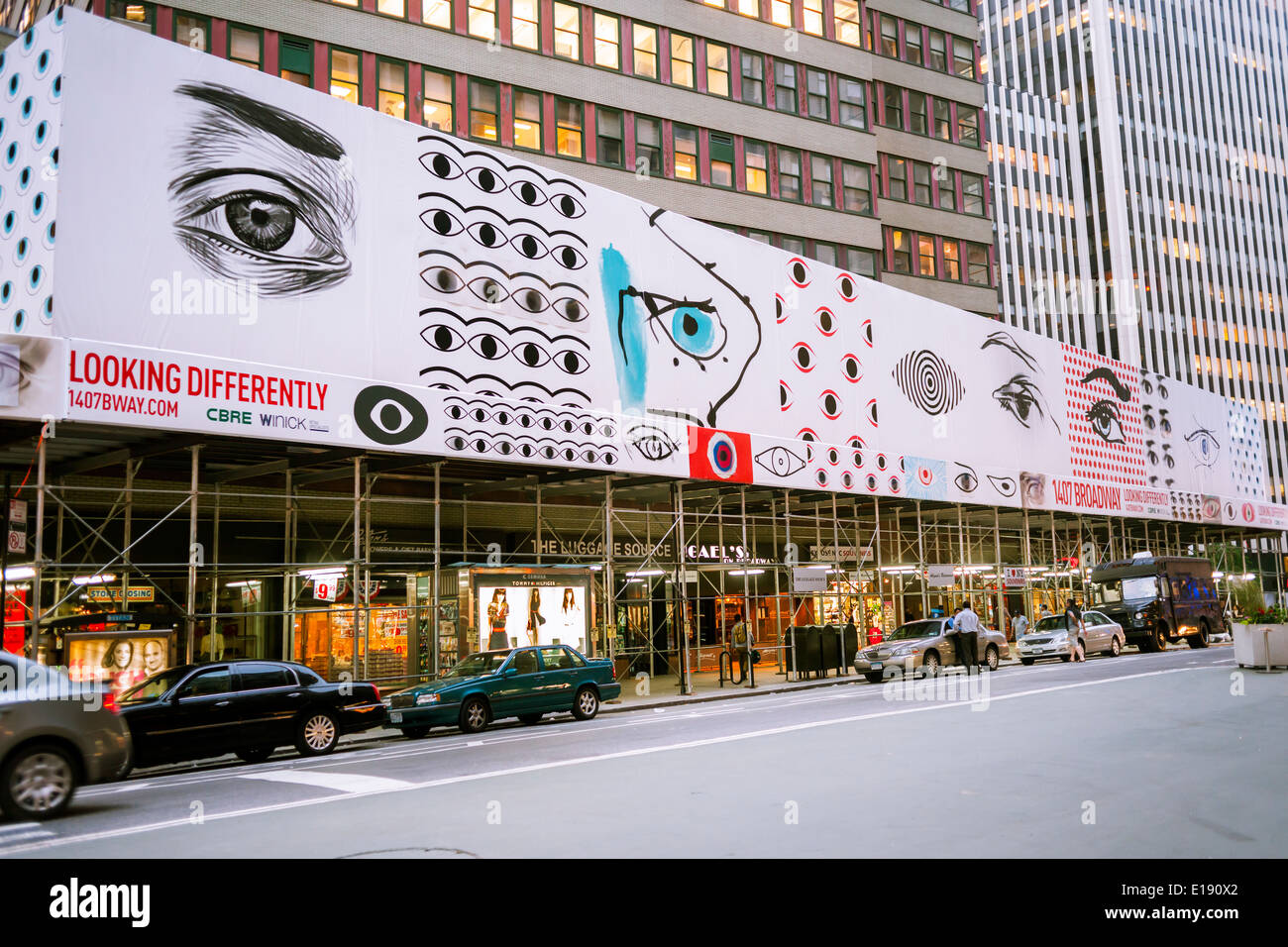 Der Bau, die Schuppen über die unter Renovierung 42 Geschichte 1407 Broadway in New York nutzt ein Blickfang "Augapfel" Motiv Stockfoto
