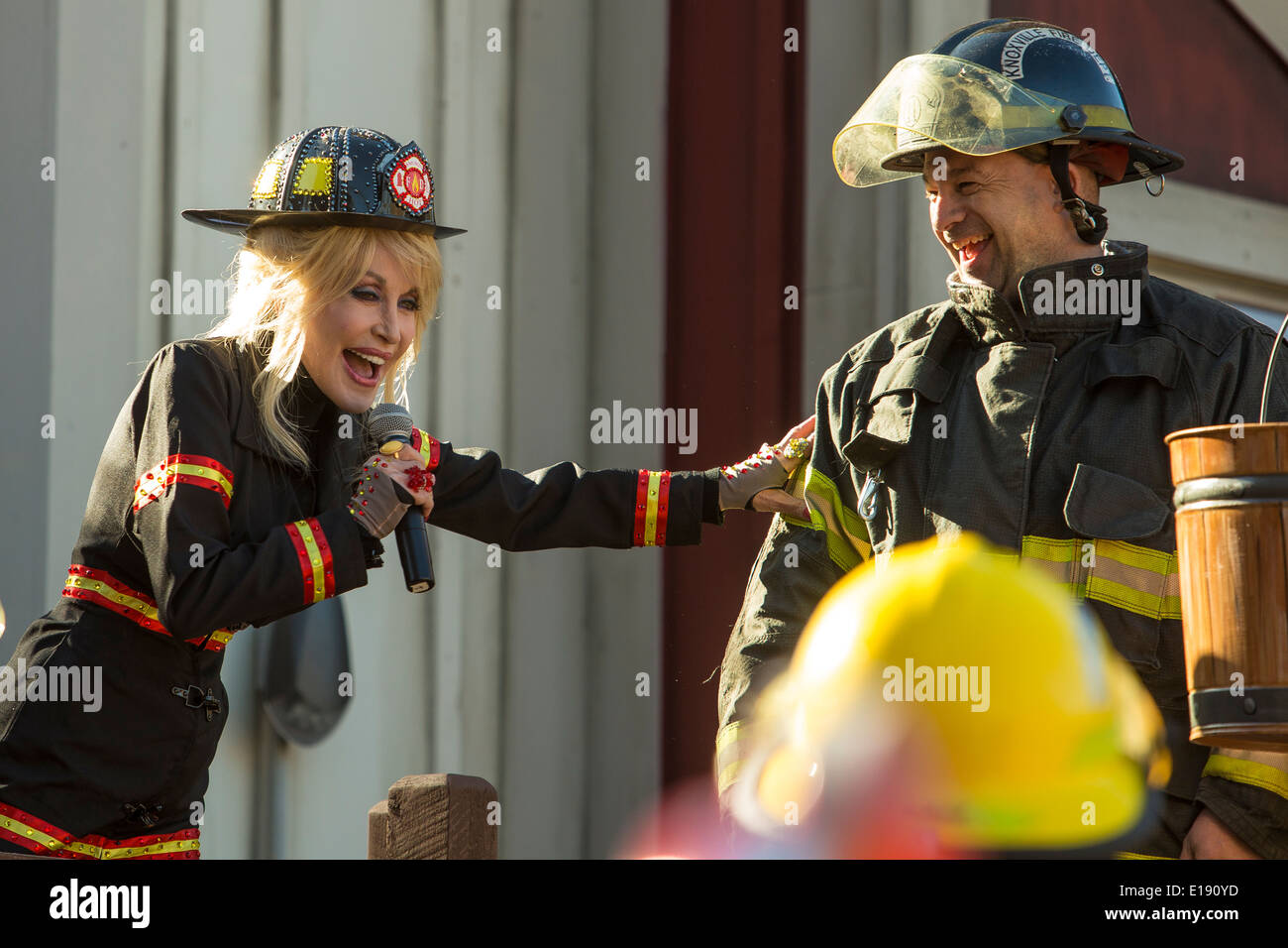 Dolly Parton weiht neue FireChaser Express-Achterbahn, gekleidet wie ein Feuerwehrmann im Themenpark Dollywood in Pigeon Forge Stockfoto
