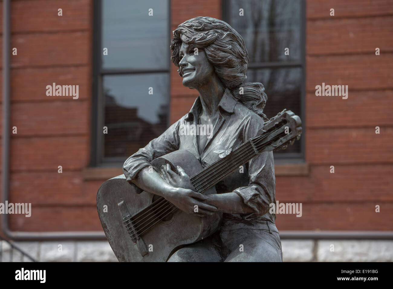 Dolly Parton Skulptur ist in der Innenstadt von Sevierville, Tennessee abgebildet. Stockfoto