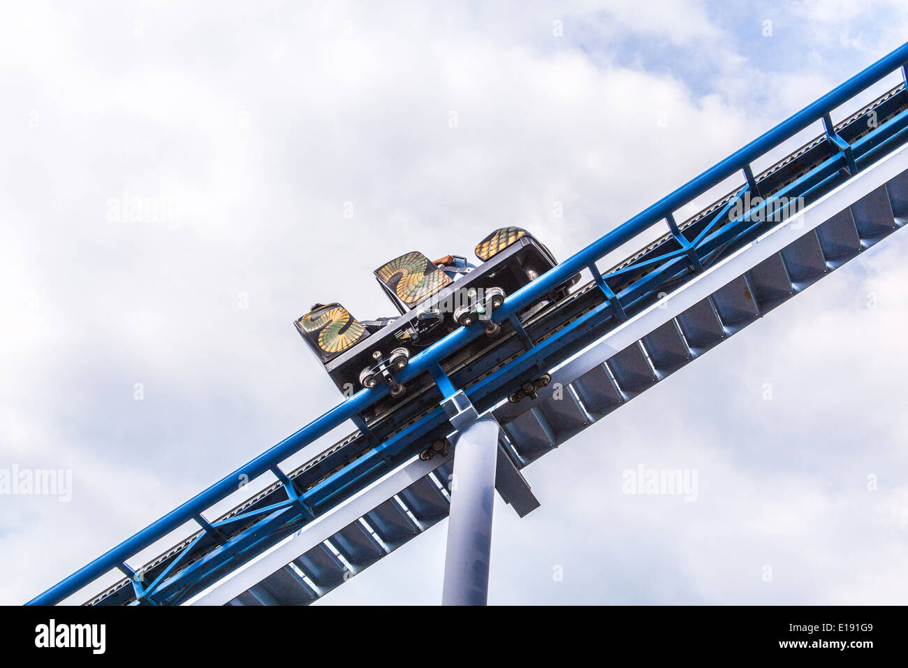 Cobra Achterbahnfahrt an Paultons Park, Southampton, England, Vereinigtes Königreich. Stockfoto