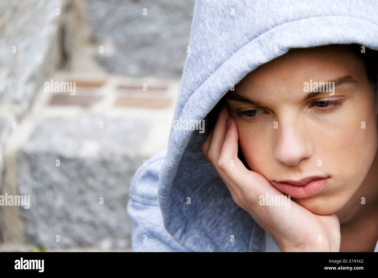 Ein cooles Blickender Jugendlicher Mann Vor Graffiti Stockfoto